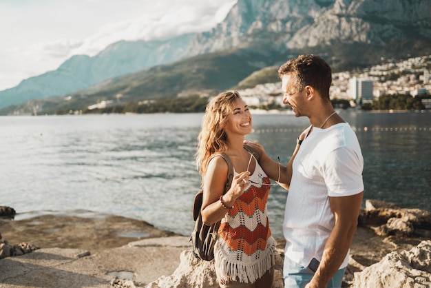 Feliz pareja casual divirtiéndose mientras disfruta de unas vacaciones de verano en el Mediterráneo.