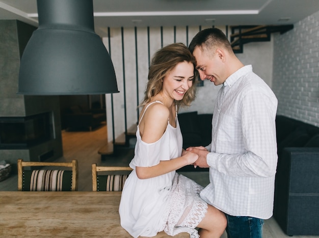 Feliz pareja cerca de la mesa