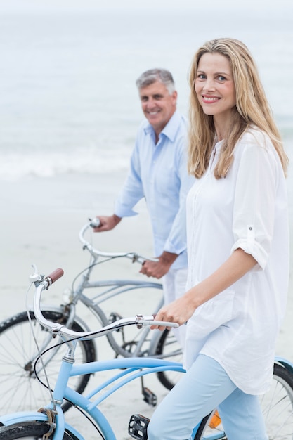 Feliz pareja ciclismo juntos