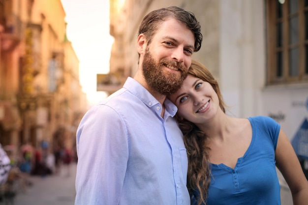 Feliz pareja en la ciudad