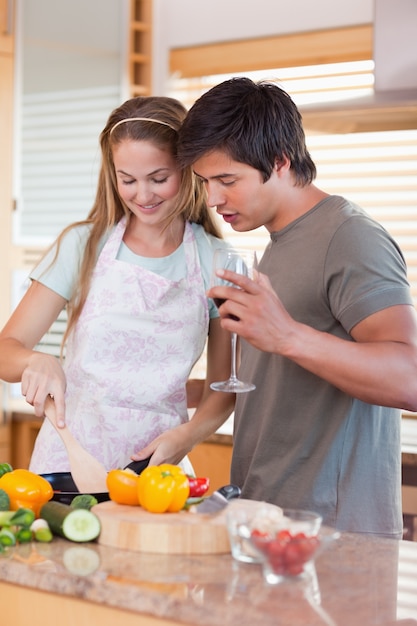 Feliz pareja cocinando comida juntos