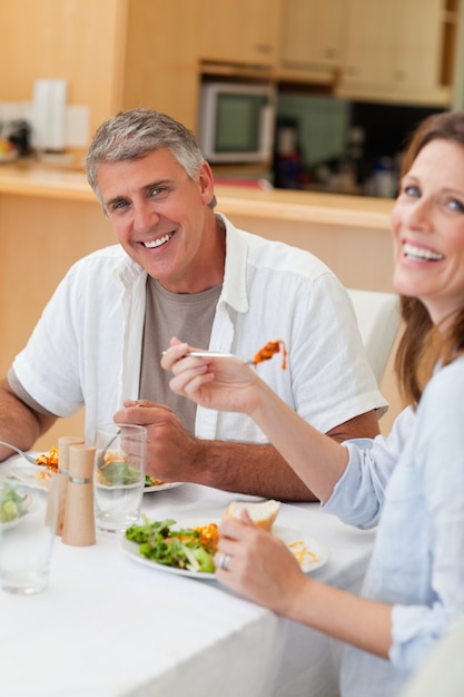 Feliz pareja comiendo su cena