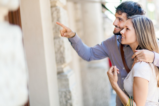 Feliz pareja de compras juntas