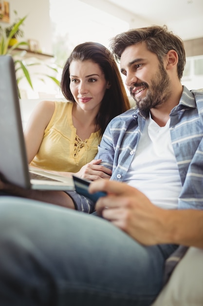 Feliz pareja de compras en línea