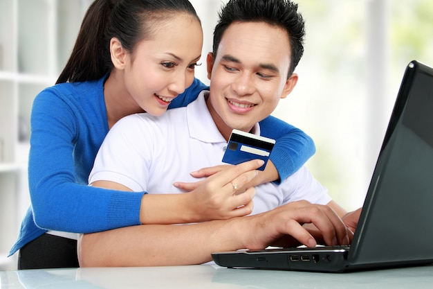 Feliz pareja de compras en línea