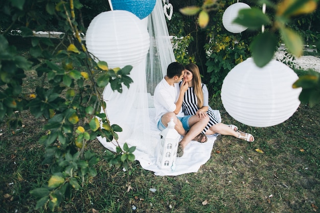 Feliz pareja debajo de un árbol