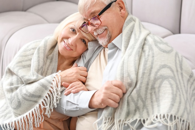 Feliz pareja descansando juntos en casa