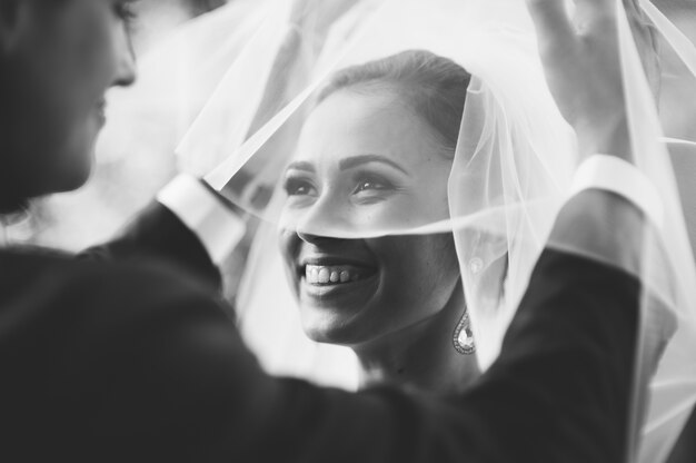 Feliz pareja el día de la boda. La novia y el novio