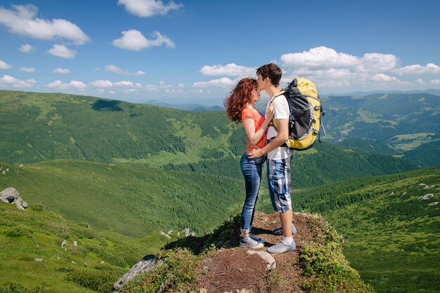Feliz pareja disfruta de hermosa vista en las montañas