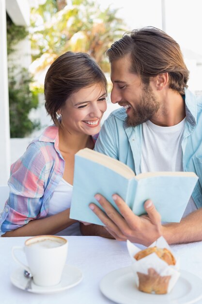 Feliz pareja disfrutando de café juntos