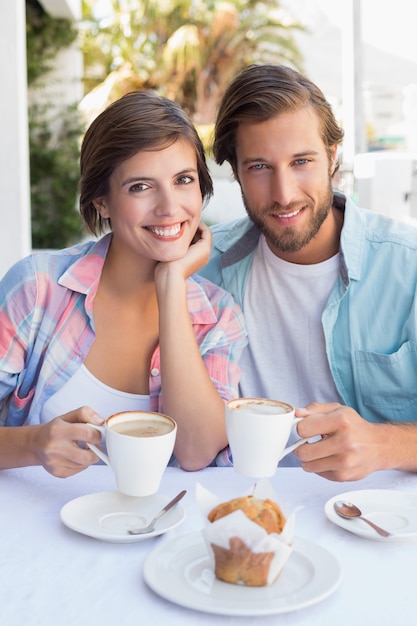 Feliz pareja disfrutando de café juntos