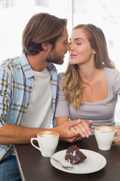 Feliz pareja disfrutando de un café