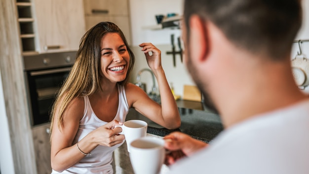 Feliz pareja disfrutando la mañana de fin de semana.