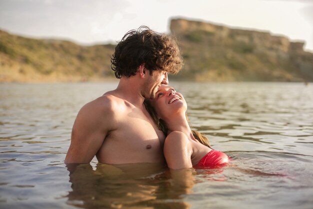 Feliz pareja disfrutando del mar