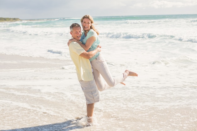 Feliz pareja divirtiéndose juntos