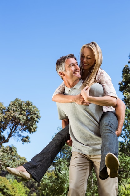 Feliz pareja divirtiéndose en el parque