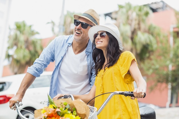 Feliz pareja elegante con bicicleta