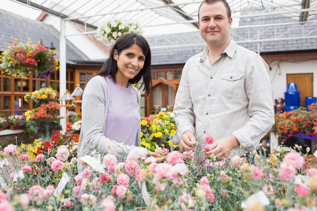 Feliz pareja elegir plantas