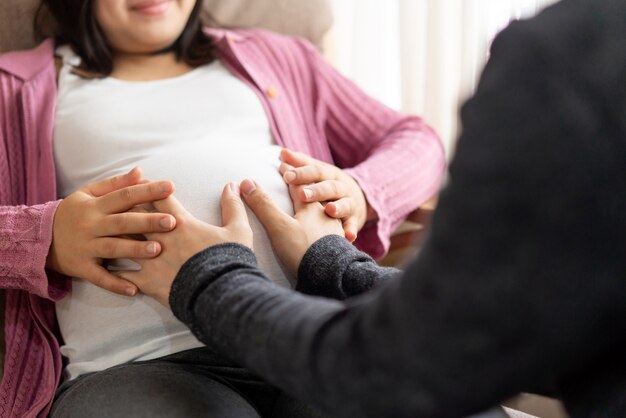 Feliz pareja embarazada de marido y mujer.