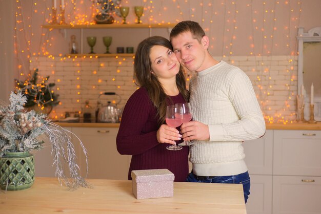 Feliz pareja enamorada de copas de champán familia en navidad