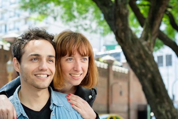 Feliz pareja de enamorados al aire libre.