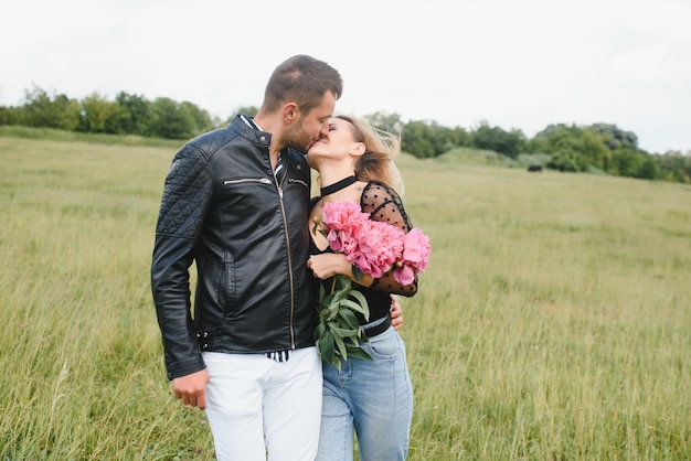 Feliz pareja de enamorados al atardecer y sonriendo