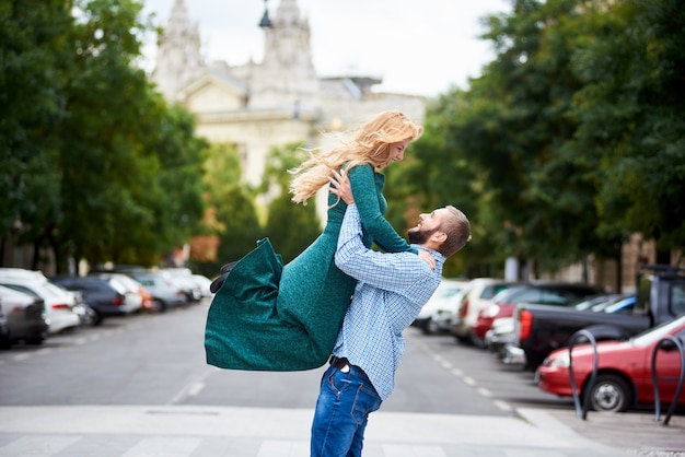 Foto feliz pareja de enamorados en carretera en la ciudad de budapest