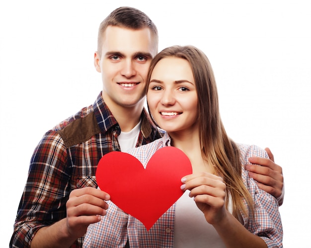 Foto feliz pareja de enamorados con corazón rojo.