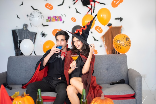 Foto feliz pareja de enamorados en disfraces y maquillaje en una celebración de halloween