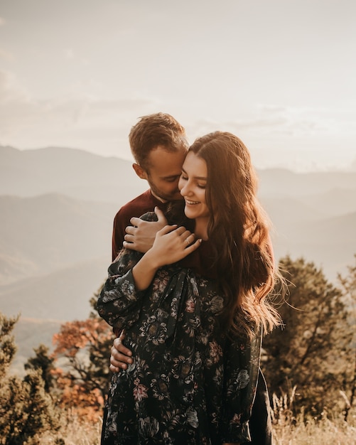 Feliz pareja de enamorados en las montañas