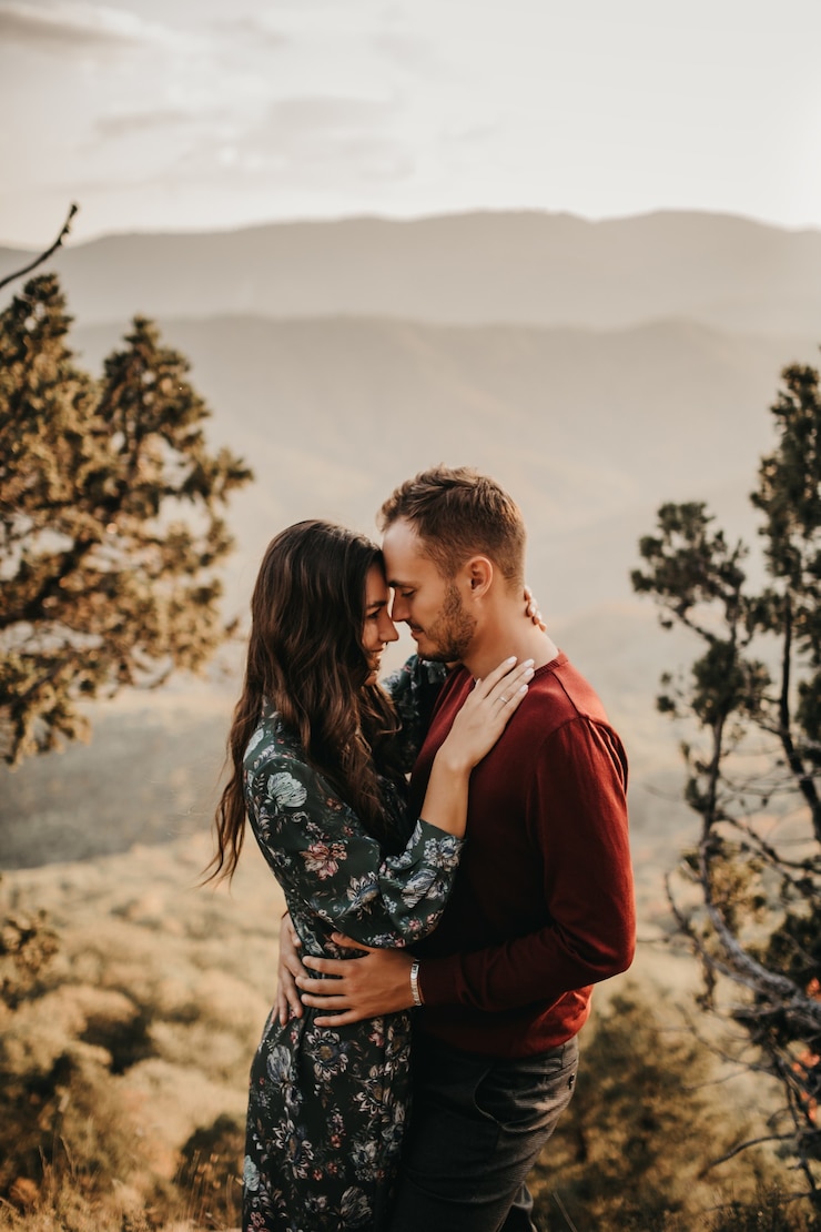 Foto feliz pareja de enamorados en las montañas