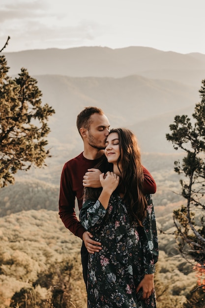 Feliz pareja de enamorados en las montañas