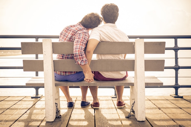 feliz pareja de enamorados en el muelle