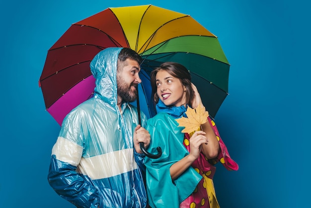 Feliz pareja de enamorados vistiendo ropa de otoño en el día de lluvia de otoño el estado de ánimo de otoño y el clima son ra ...