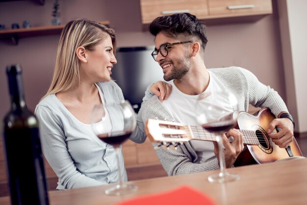 Foto feliz pareja encantadora bebe vino tinto