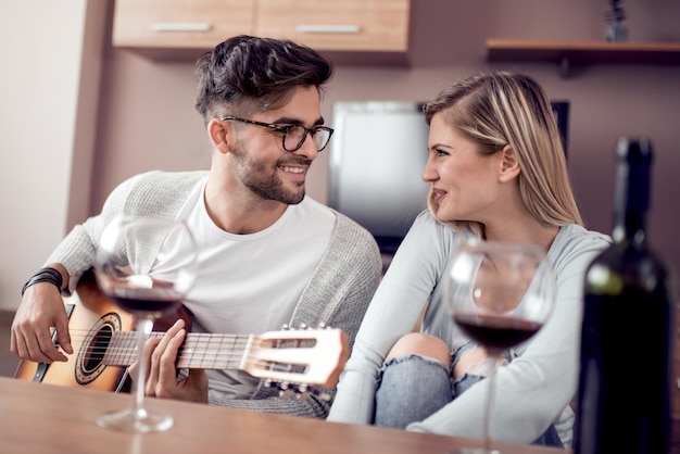 Feliz pareja encantadora bebe vino tinto