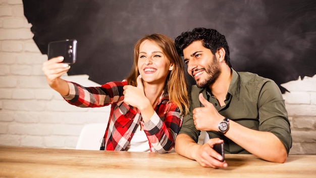 Feliz pareja encantadora joven hablando en