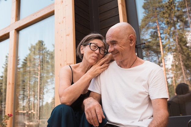 Feliz pareja envejecida enamorada