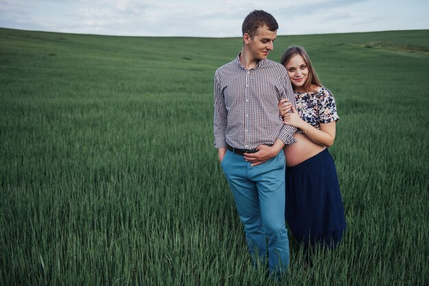 Feliz pareja espera bebé. Padres hermosos y jovenes