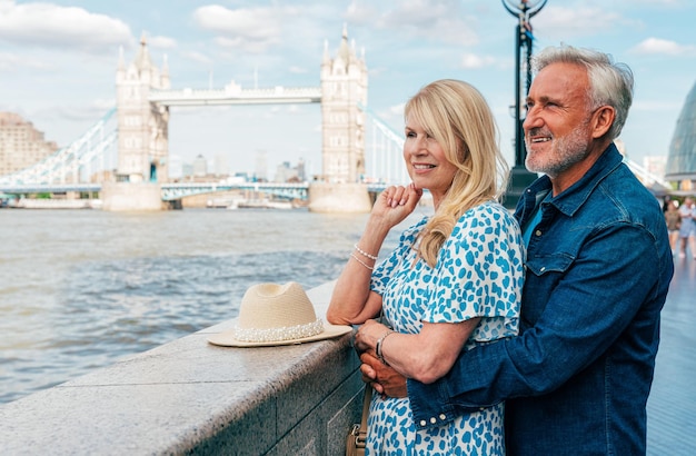 Una feliz pareja de estudiantes de último año pasando tiempo juntos en la ciudad de Londres.