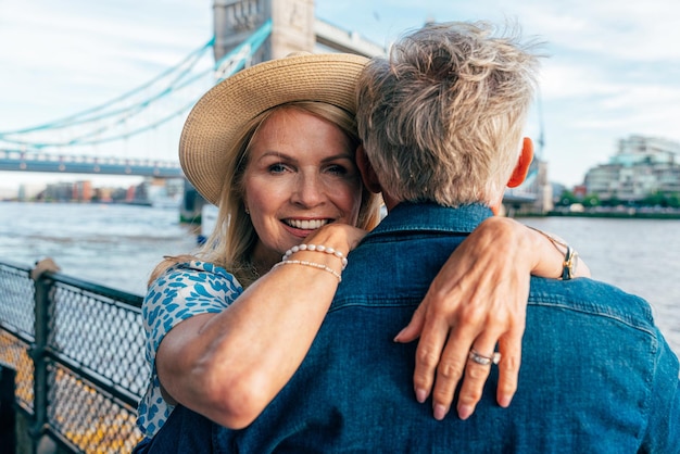 Una feliz pareja de estudiantes de último año pasando tiempo juntos en la ciudad de Londres.