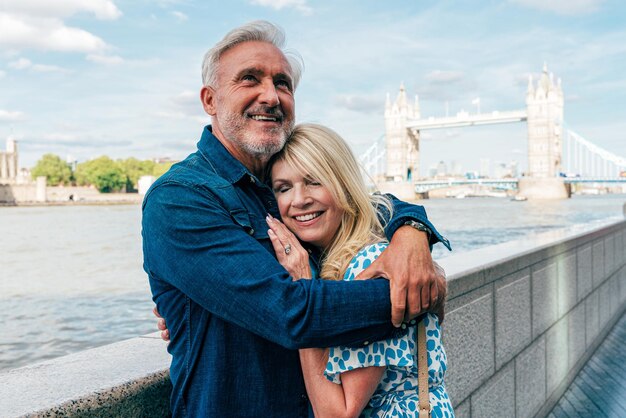 Foto una feliz pareja de estudiantes de último año pasando tiempo juntos en la ciudad de londres.