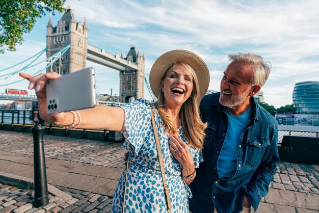 Foto una feliz pareja de estudiantes de último año pasando tiempo juntos en la ciudad de londres.