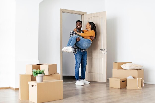 Un Par De Dos Adultos Y Gente Feliz Después De Comprar Una Nueva Casa O  Apartamento Juntos Para Vivir Juntos Dos Personas En El Su Foto de archivo  - Imagen de ventana