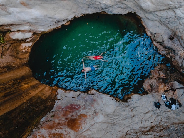 Feliz pareja flotando en la cascada del lago vista superior de la isla de Lefkada Grecia