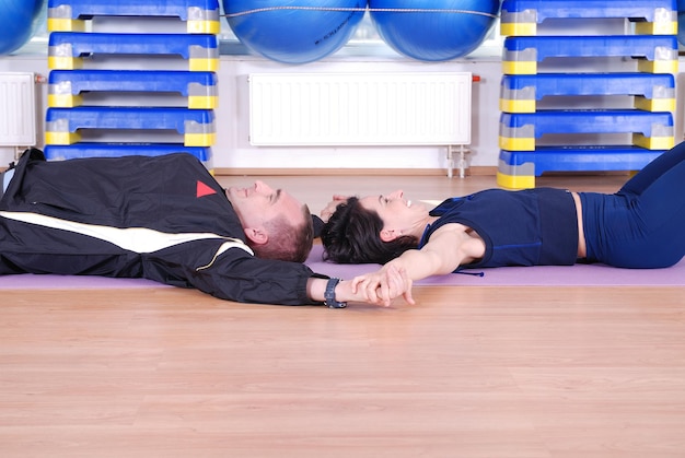 .feliz pareja en el gimnasio haciendo ejercicio