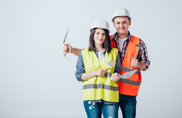 Feliz pareja haciendo reparaciones a su hogar.