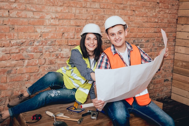 Feliz pareja haciendo reparaciones a su hogar.