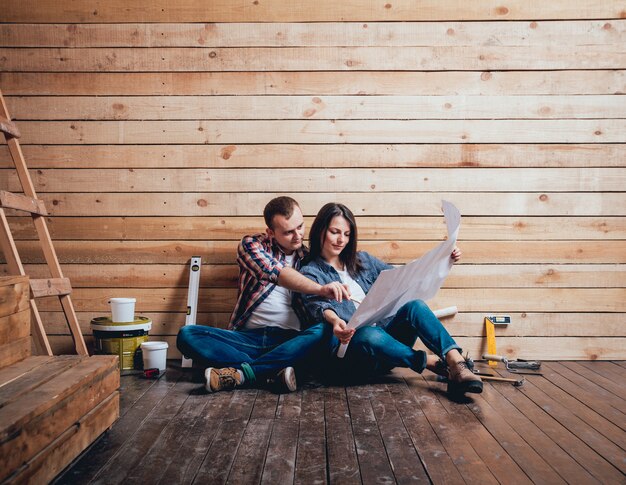 Feliz pareja haciendo reparaciones a su hogar.