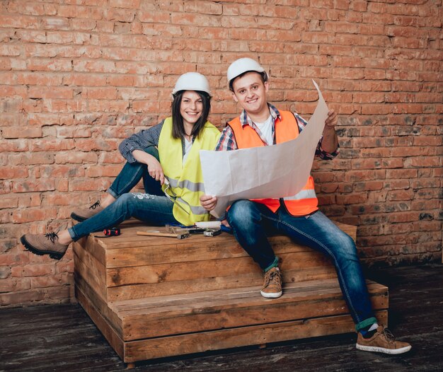 Feliz pareja haciendo reparaciones a su hogar.